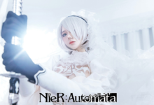 คอสเพลย์ 2B จาก NieR: Automata ในชุดกึ่งแต่งงานสีขาวสุดเซ็กซี่