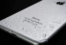 Apple เตือนเครื่องอาจพังถ้า iPhone เปียกไปแช่ในถังข้าวสาร