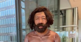 เอาเรื่อง ! Cosplayer แต่งตัวเป็นมนุษย์ยุคหินในธีมเปิดของ Mobile Suit Gundam ZZ