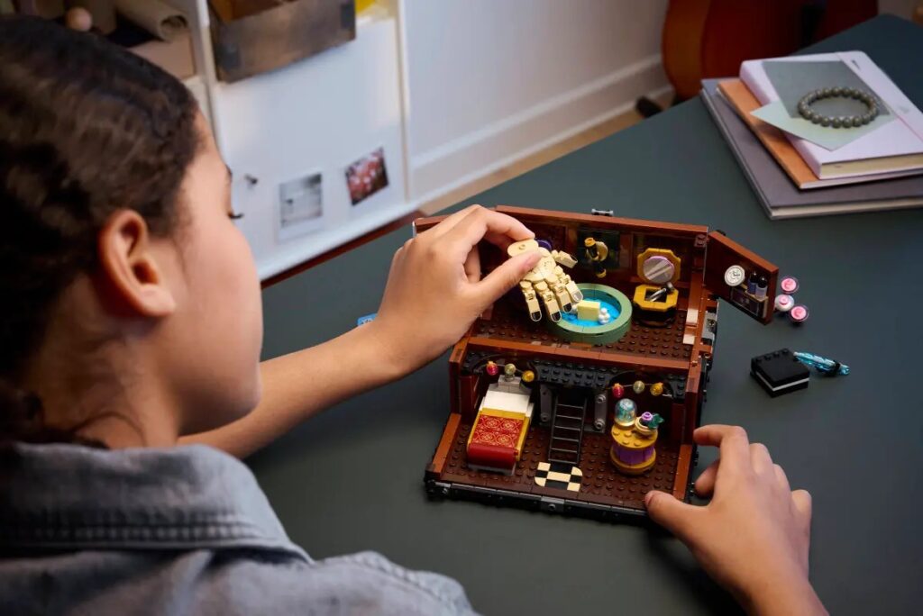 LEGO Thing’s Apartment ห้องลับของ “มือเพื่อนรัก” จาก Wednesday