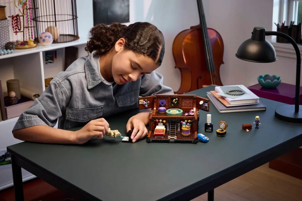 LEGO Thing’s Apartment ห้องลับของ “มือเพื่อนรัก” จาก Wednesday