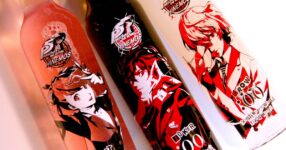 ขวดเครื่องดื่มลวดลายสวยจัดจ้านสไตล์ Persona 5 The Royal