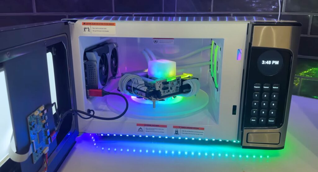 แหวกไปอีก ! เมื่อ Modder ดัดแปลงไมโครเวฟเป็นเครื่อง PC สำหรับเล่นเกม 3 PC