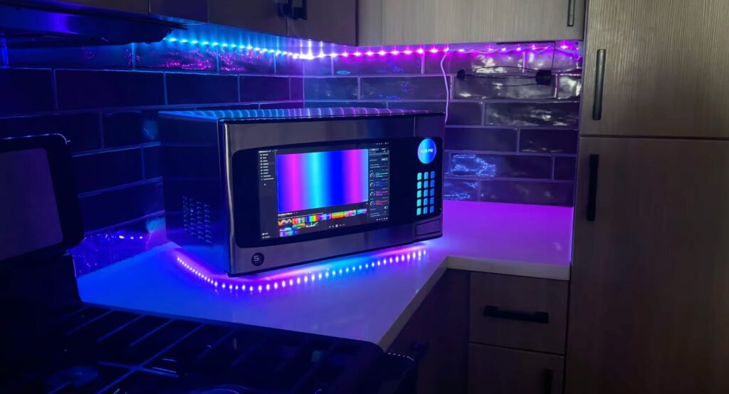 แหวกไปอีก ! เมื่อ Modder ดัดแปลงไมโครเวฟเป็นเครื่อง PC สำหรับเล่นเกม 2 PC