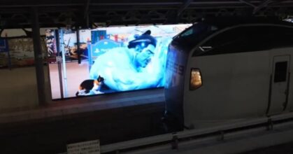 ซูโม่ยักษ์หยุดรถไฟกลางสถานี!! การโปรโมตสุดอลังจาก PlayStation