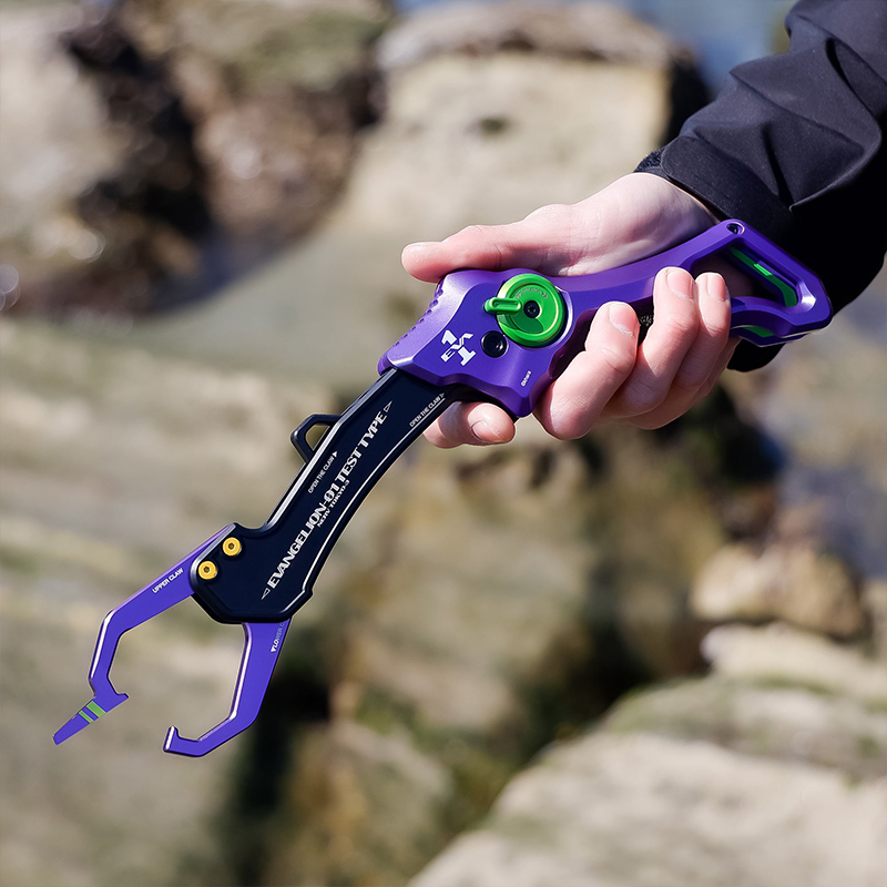 แฟนอนิเมะสายเย่อโดนสักชุดไหมกับอุปกรณ์ตกปลาจาก Evangelion 5 Evangelion