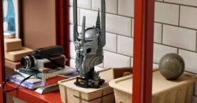 LEGO เปิดตัวหมวกเหล็กดาร์คลอร์ดเซารอนให้แฟน Lord of the Rings ใจสั่น