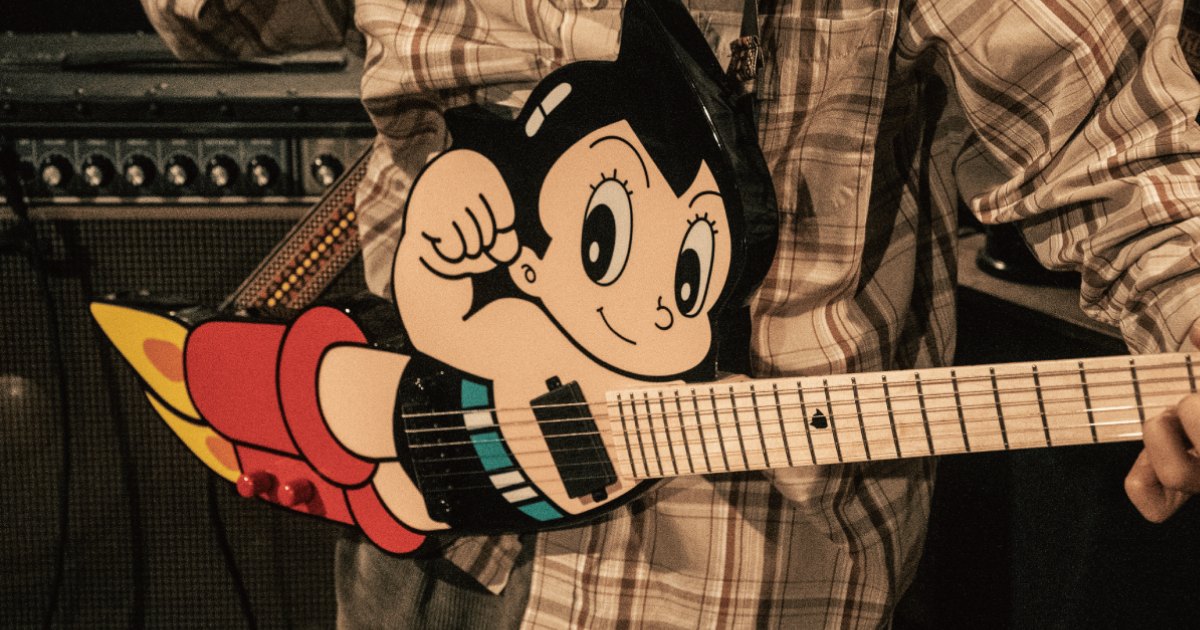 งานคัสตอมที่ดีงาม กีตาร์ที่ออกแบบเป็นทรงตัวละครในอนิเมะสุดคลาสสิคอย่าง Astro Boy 1 งานคัสตอมที่ดีงาม กีตาร์ที่ออกแบบเป็นทรงตัวละครในอนิเมะสุดคลาสสิคอย่าง Astro Boy