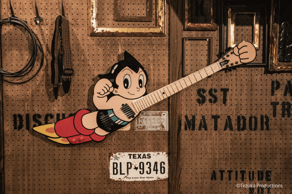 งานคัสตอมที่ดีงาม กีตาร์ที่ออกแบบเป็นทรงตัวละครในอนิเมะสุดคลาสสิคอย่าง Astro Boy 7 Astro Boy