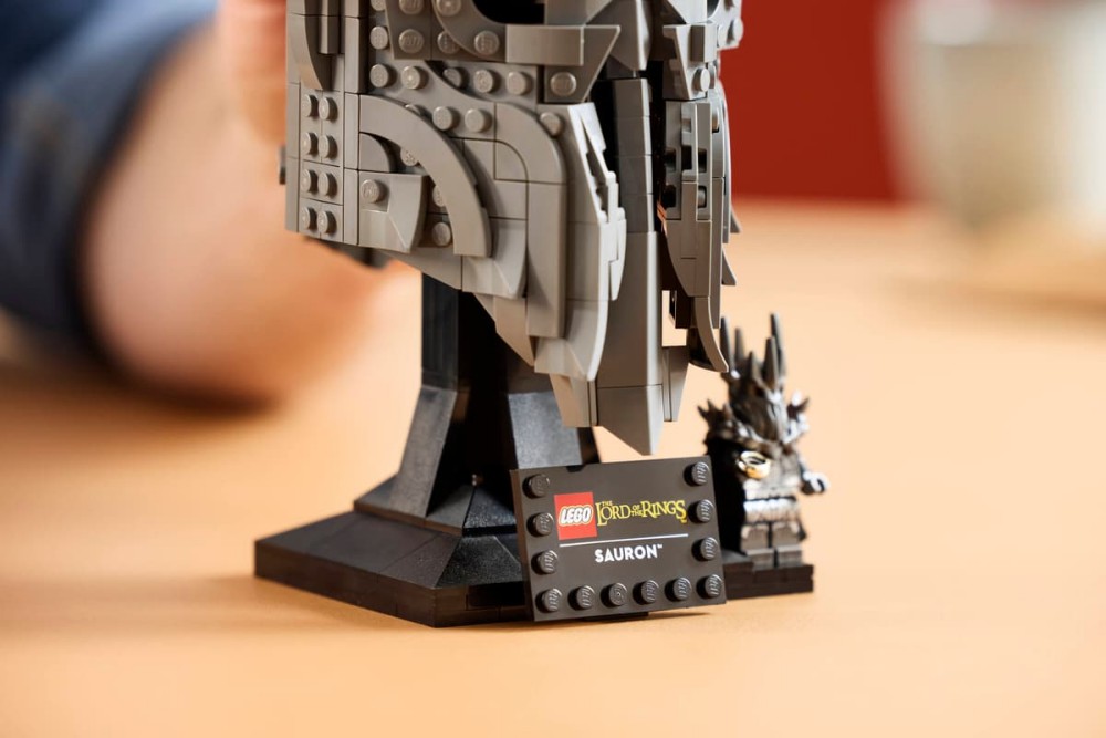 LEGO เปิดตัวหมวกเหล็กดาร์คลอร์ดเซารอนให้แฟน Lord of the Rings ใจสั่น