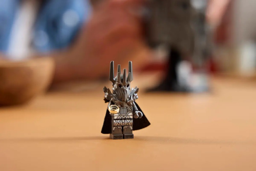 LEGO เปิดตัวหมวกเหล็กดาร์คลอร์ดเซารอนให้แฟน Lord of the Rings ใจสั่น