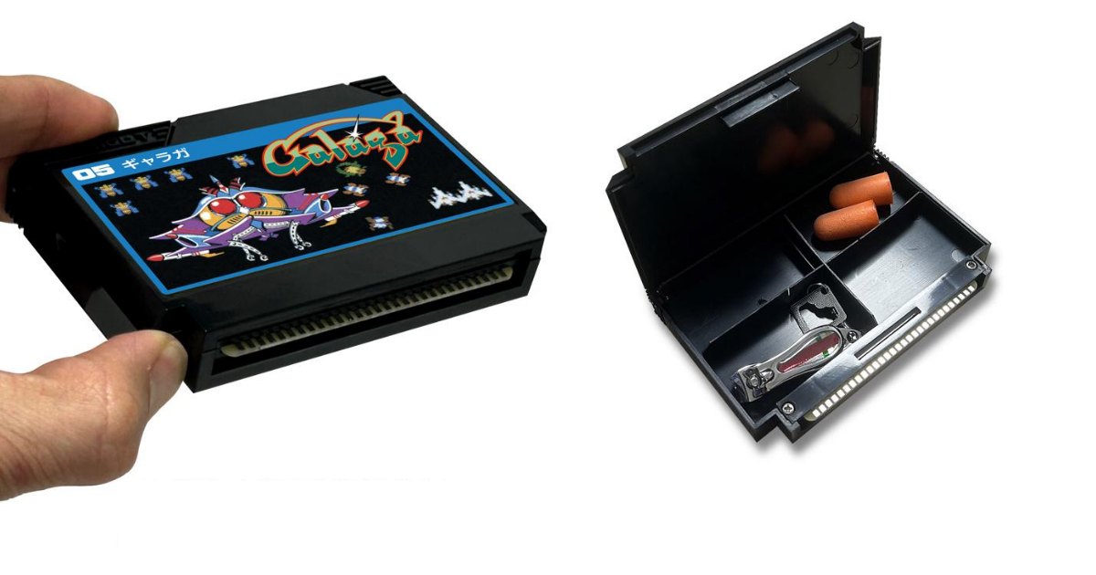 กล่องพกพาเอนกประสงค์ในธีมตลับเกมยานยิงบน Famicom