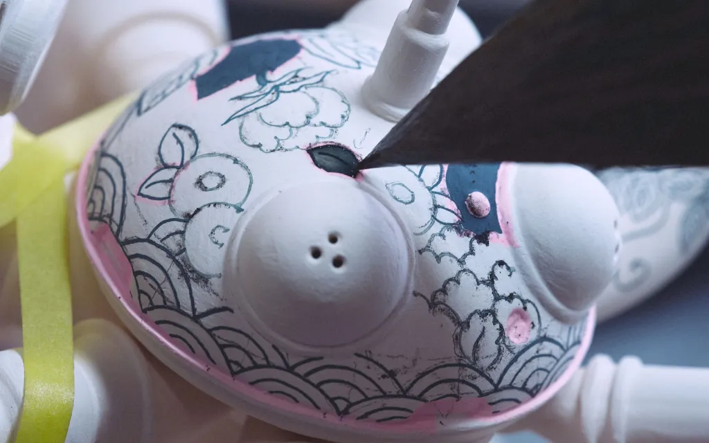 หุ่นยนต์แมงมุมจาก Ghost in the Shell ถูกถ่ายทอดเป็นเครื่องลายครามญี่ปุ่น