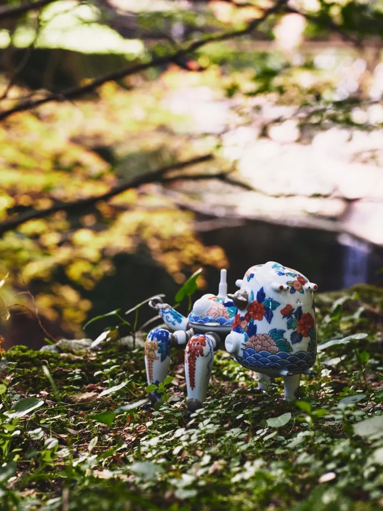 หุ่นยนต์แมงมุมจาก Ghost in the Shell ถูกถ่ายทอดเป็นเครื่องลายครามญี่ปุ่น