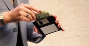 คลาสสิคไปอีกกระเป๋าสตางค์รูปแบบแผ่น Floppy Disk