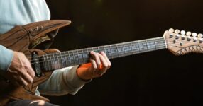 สุดแจ่ม! งานคัสตอมกีตาร์ Yu-Gi-Oh! "Red Eyes Black Dragon"