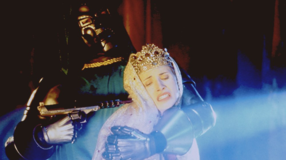 เมื่อพระเจ้าถือปืน ความหมายที่ซ่อนอยู่เบื้องหลังปืนพกของ Doctor Doom 4 เมื่อพระเจ้าถือปืน ความหมายที่ซ่อนอยู่เบื้องหลังปืนพกของ Doctor Doom