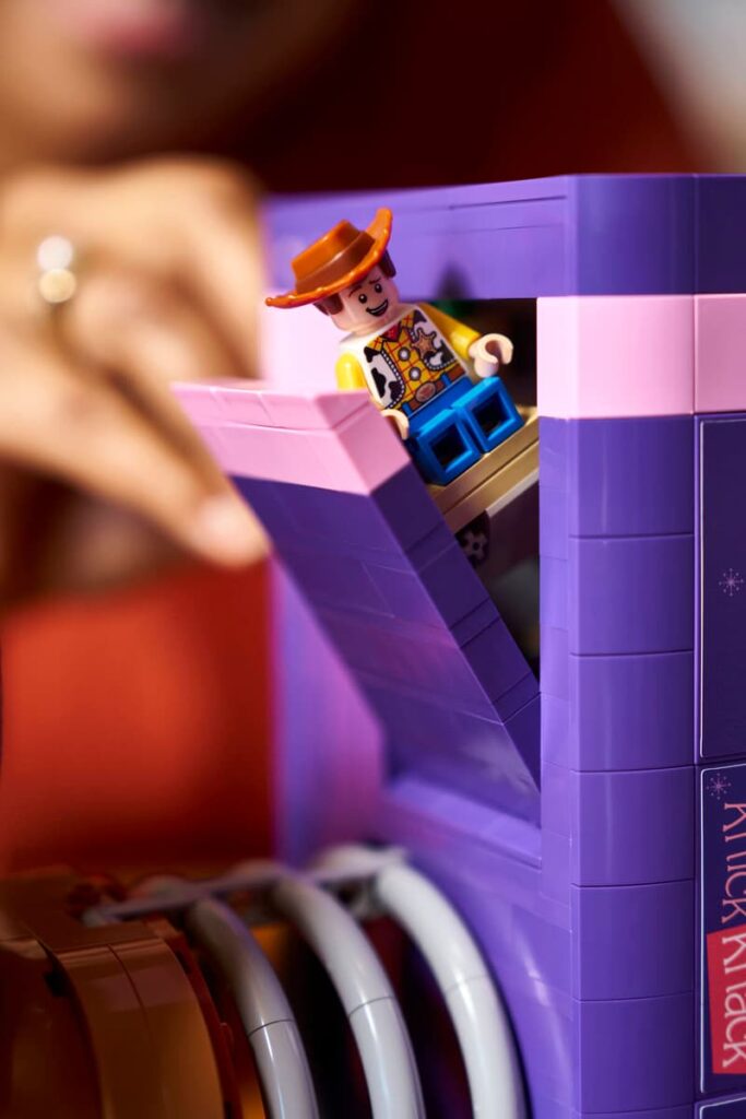 LEGO จับเจ้าหมาสปริงจาก Toy Story ให้กลายเป็นที่คั่นหนังสือสุดน่ารัก