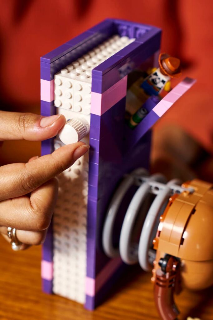 LEGO จับเจ้าหมาสปริงจาก Toy Story ให้กลายเป็นที่คั่นหนังสือสุดน่ารัก