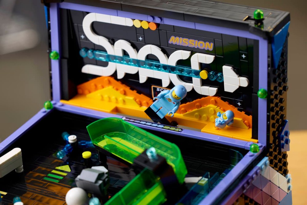 LEGO เปิดตัวตู้พินบอลเล่นได้จริงในธีม Classic Space 3 LEGO เปิดตัวตู้พินบอลเล่นได้จริงในธีม Classic Space