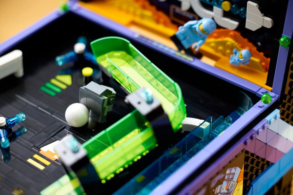 LEGO เปิดตัวตู้พินบอลเล่นได้จริงในธีม Classic Space 6 LEGO เปิดตัวตู้พินบอลเล่นได้จริงในธีม Classic Space