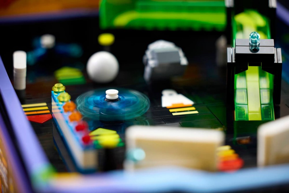 LEGO เปิดตัวตู้พินบอลเล่นได้จริงในธีม Classic Space 5 LEGO เปิดตัวตู้พินบอลเล่นได้จริงในธีม Classic Space