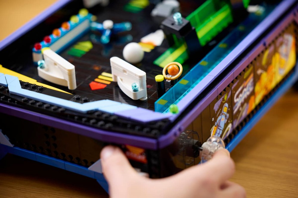 LEGO เปิดตัวตู้พินบอลเล่นได้จริงในธีม Classic Space 4 LEGO เปิดตัวตู้พินบอลเล่นได้จริงในธีม Classic Space