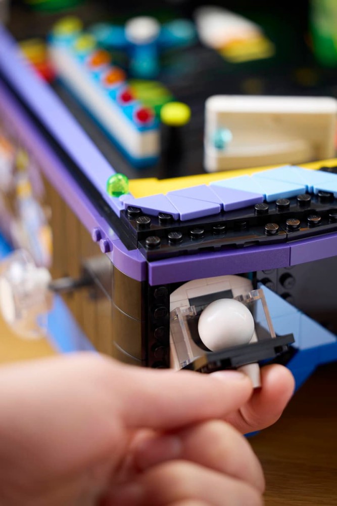 LEGO เปิดตัวตู้พินบอลเล่นได้จริงในธีม Classic Space 8 Lego