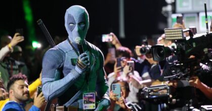 ไรอัน เรย์โนลด์ส บุกเวทีมาเวลในชุด Deadpool สีเทา แซวอยากร่วม Avengers: Doomsday จนคนดูฮาทั้งฮอลล์