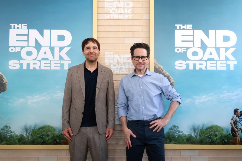 [Review] The End of Oak Street จะเกิดอะไรขึ้น เมื่อไดโนเสาร์มาปรากฏตัวในหมู่บ้าน