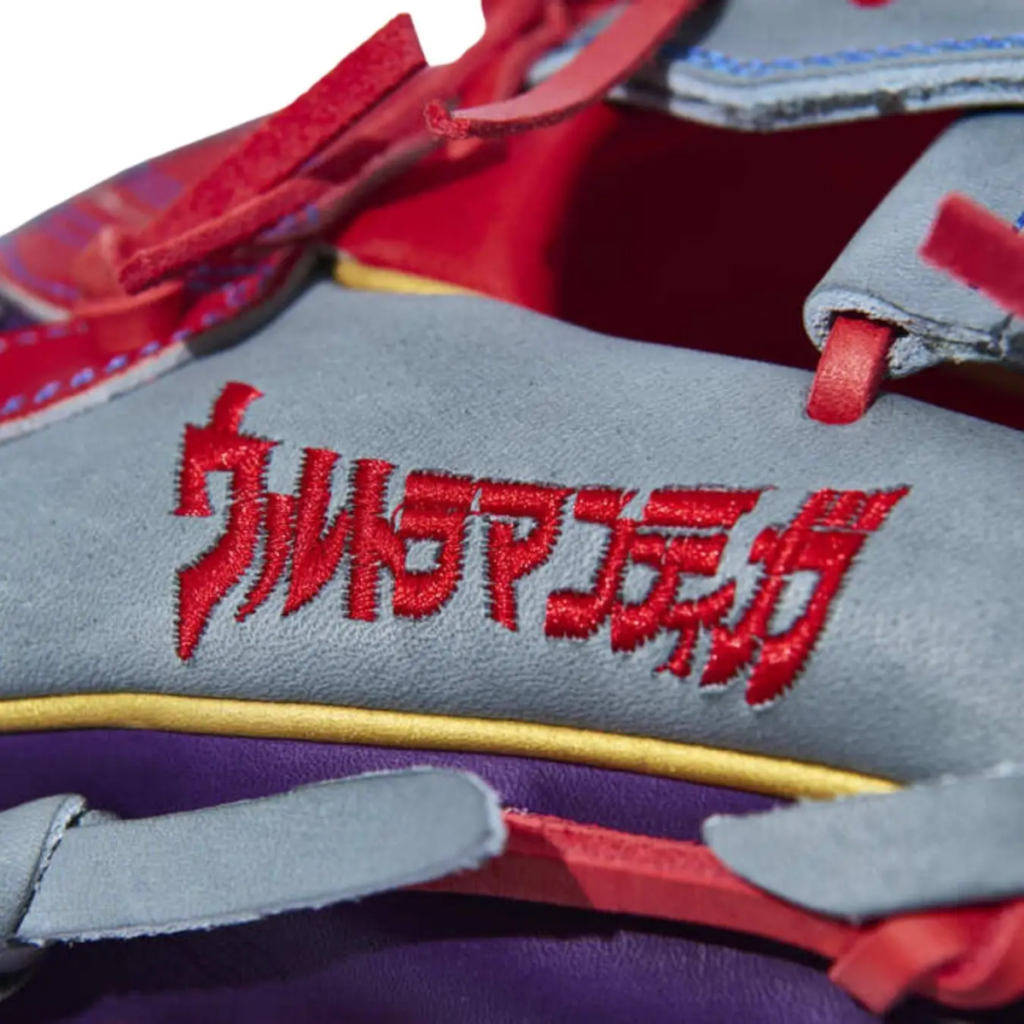 ถุงมือเบสบอล Ultraman Tiga ใส่แล้วพร้อมเป็นแสง!