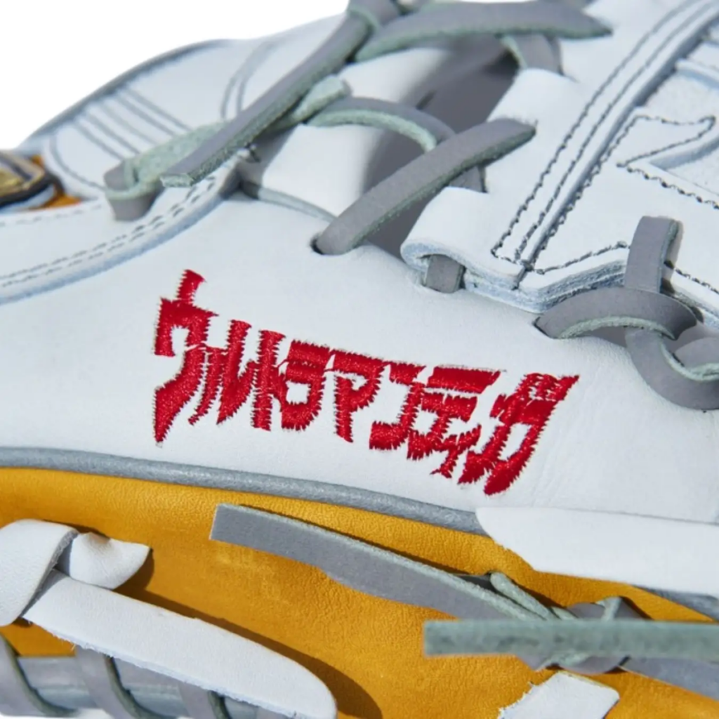 ถุงมือเบสบอล Ultraman Tiga ใส่แล้วพร้อมเป็นแสง!