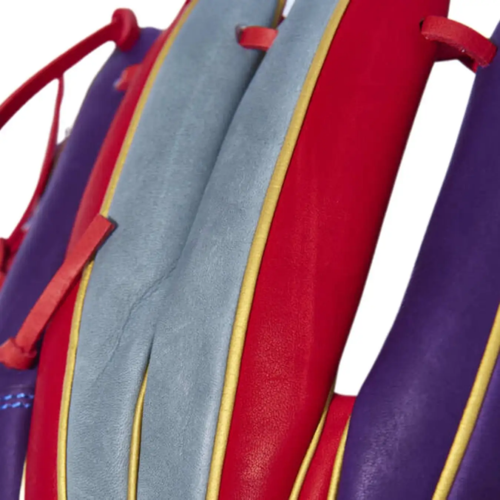 ถุงมือเบสบอล Ultraman Tiga ใส่แล้วพร้อมเป็นแสง!