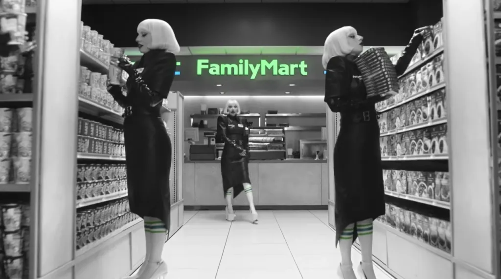 Lady Gaga เข้ากะ FamilyMart! ชวนสมัครงานผ่านโฆษณาสุดแฟชั่น