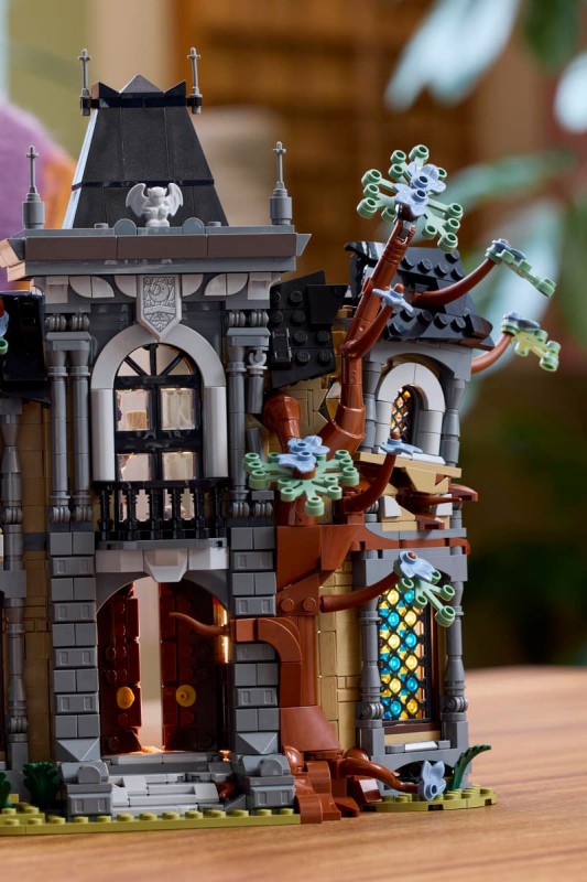 LEGO เปิดคฤหาสน์นายกเทศมนตรี บ้านเอียงและฟิกเกอร์เรืองแสงได้