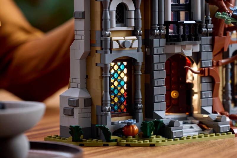 LEGO เปิดคฤหาสน์นายกเทศมนตรี บ้านเอียงและฟิกเกอร์เรืองแสงได้