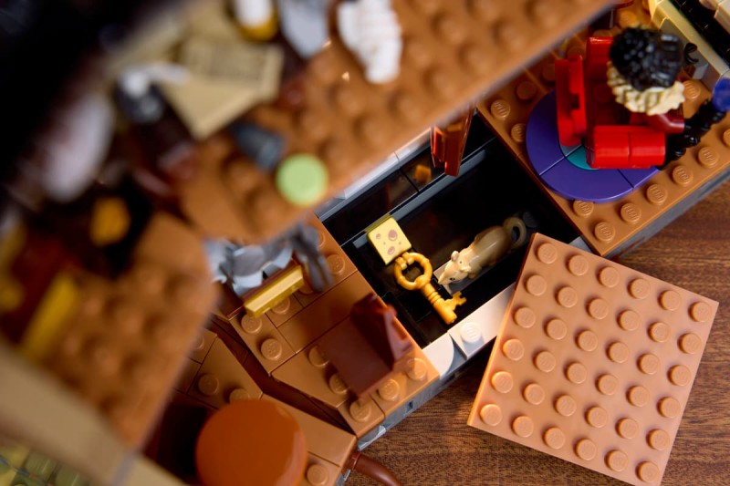 LEGO เปิดคฤหาสน์นายกเทศมนตรี บ้านเอียงและฟิกเกอร์เรืองแสงได้