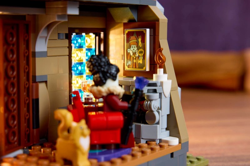 LEGO เปิดคฤหาสน์นายกเทศมนตรี บ้านเอียงและฟิกเกอร์เรืองแสงได้