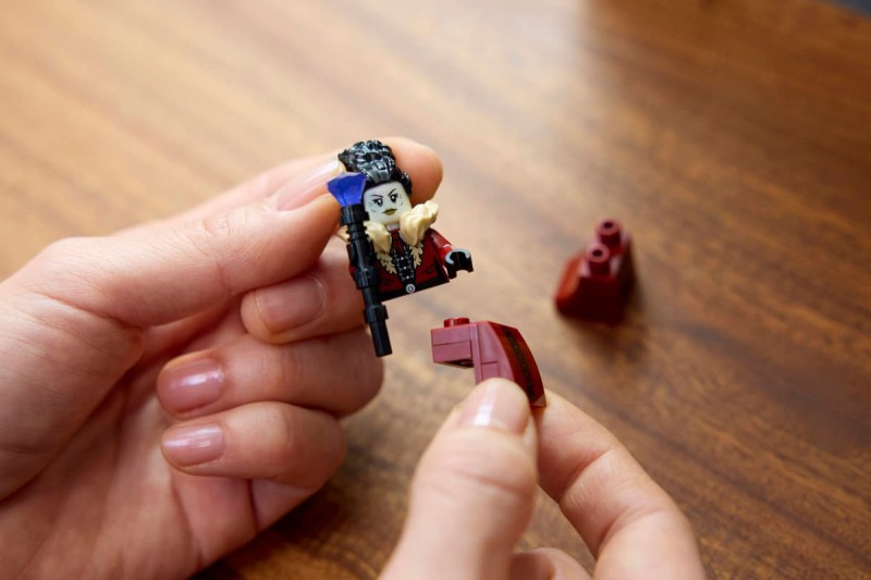 LEGO เปิดคฤหาสน์นายกเทศมนตรี บ้านเอียงและฟิกเกอร์เรืองแสงได้