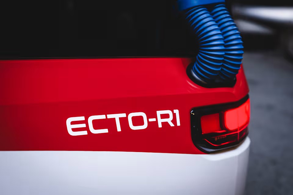 Rivian แปลงรถไฟฟ้าเป็นรถ Ghostbusters รับฮาโลวีน!