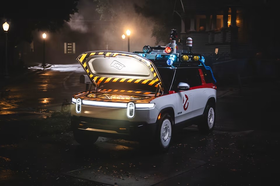 Rivian แปลงรถไฟฟ้าเป็นรถ Ghostbusters รับฮาโลวีน!