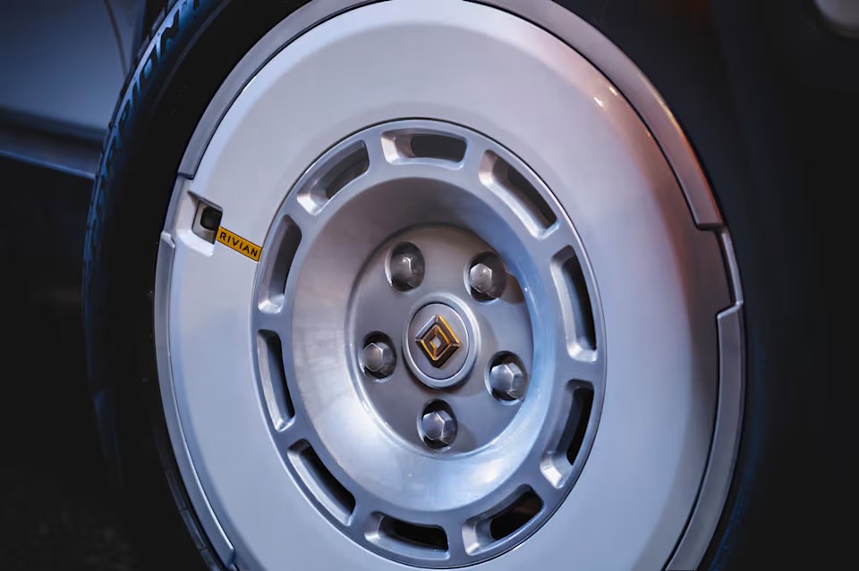 Rivian แปลงรถไฟฟ้าเป็นรถ Ghostbusters รับฮาโลวีน!