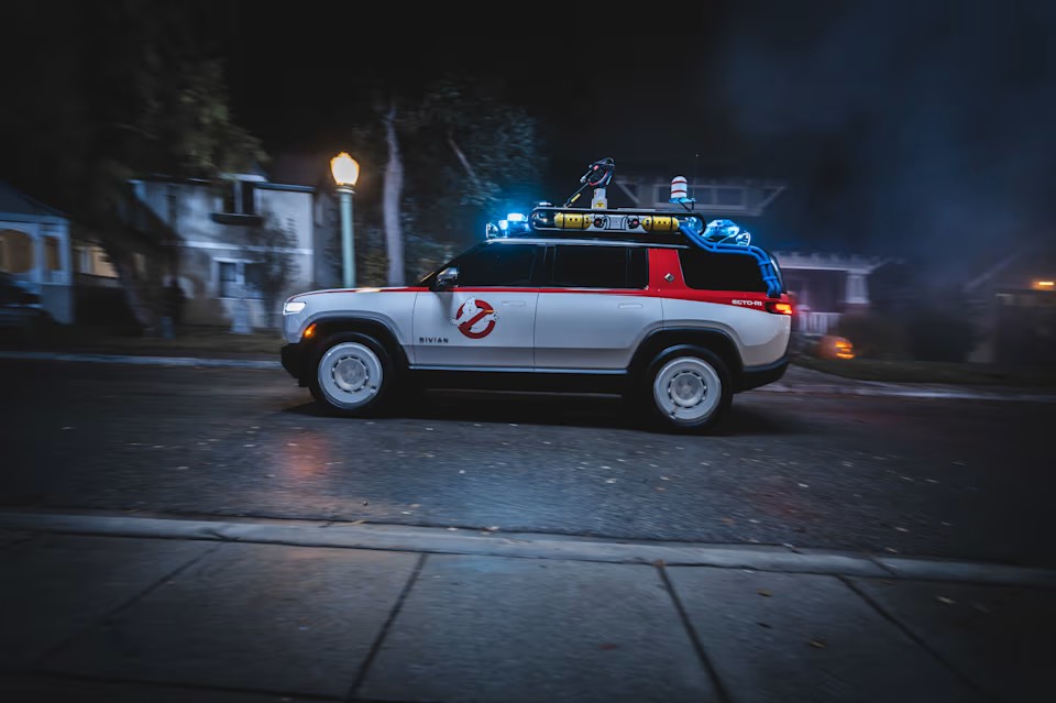 Rivian แปลงรถไฟฟ้าเป็นรถ Ghostbusters รับฮาโลวีน!