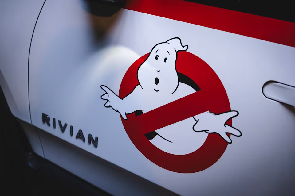 Rivian แปลงรถไฟฟ้าเป็นรถ Ghostbusters รับฮาโลวีน!